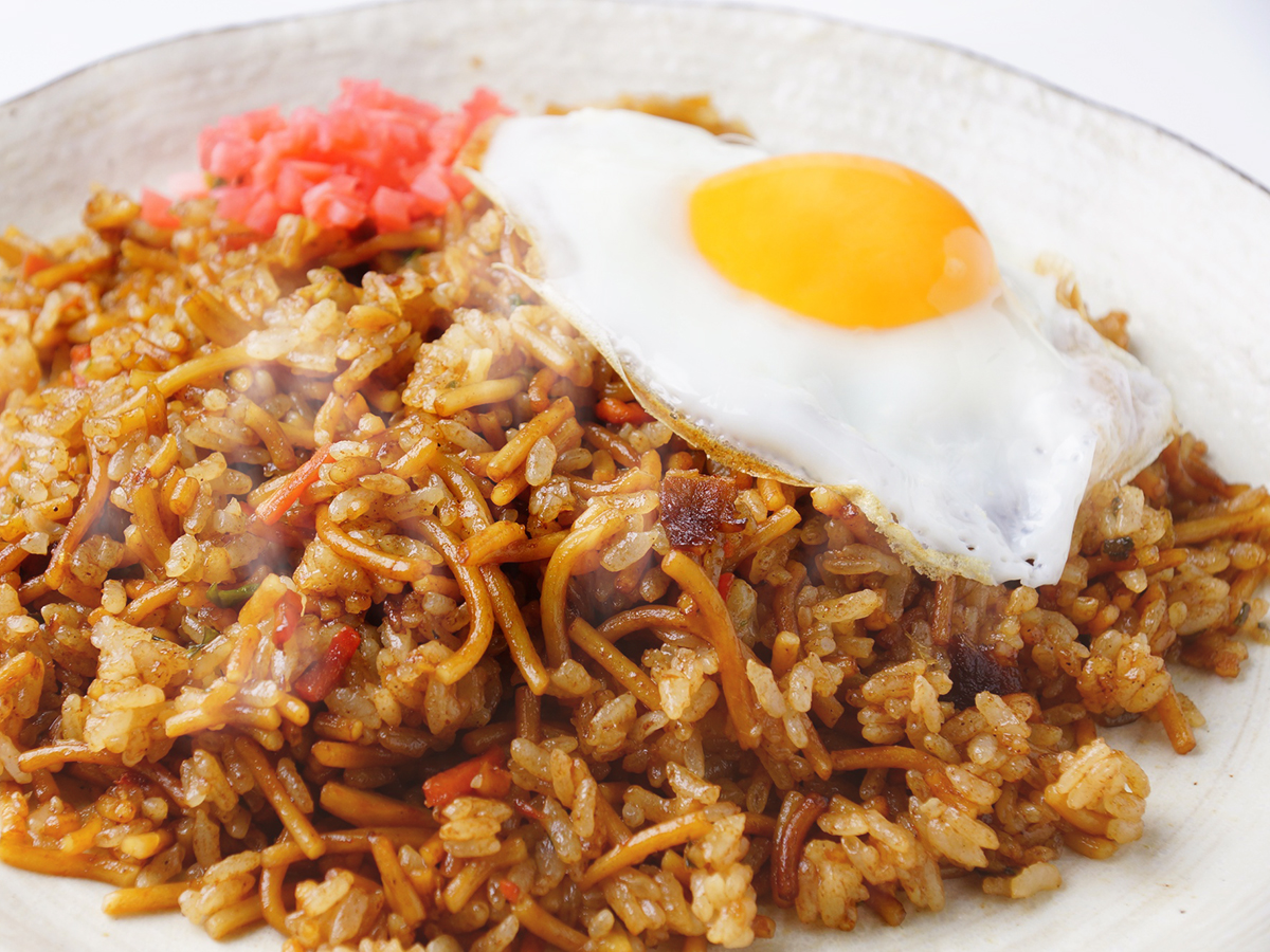 そばとご飯のW炭水化物「そばめし」