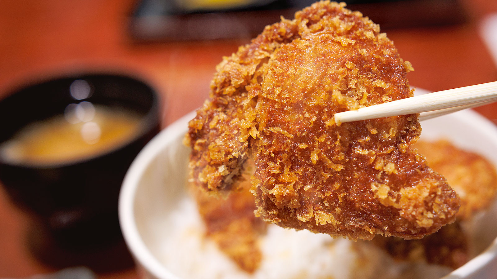 タレがしみ込んだ美味しそうなタレカツ丼のイメージ画像