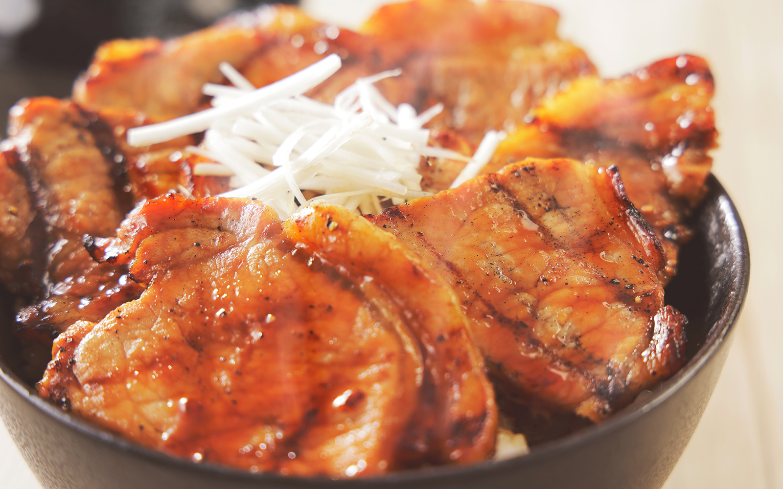 香ばしくジューシーな「帯広豚丼」のイメージ