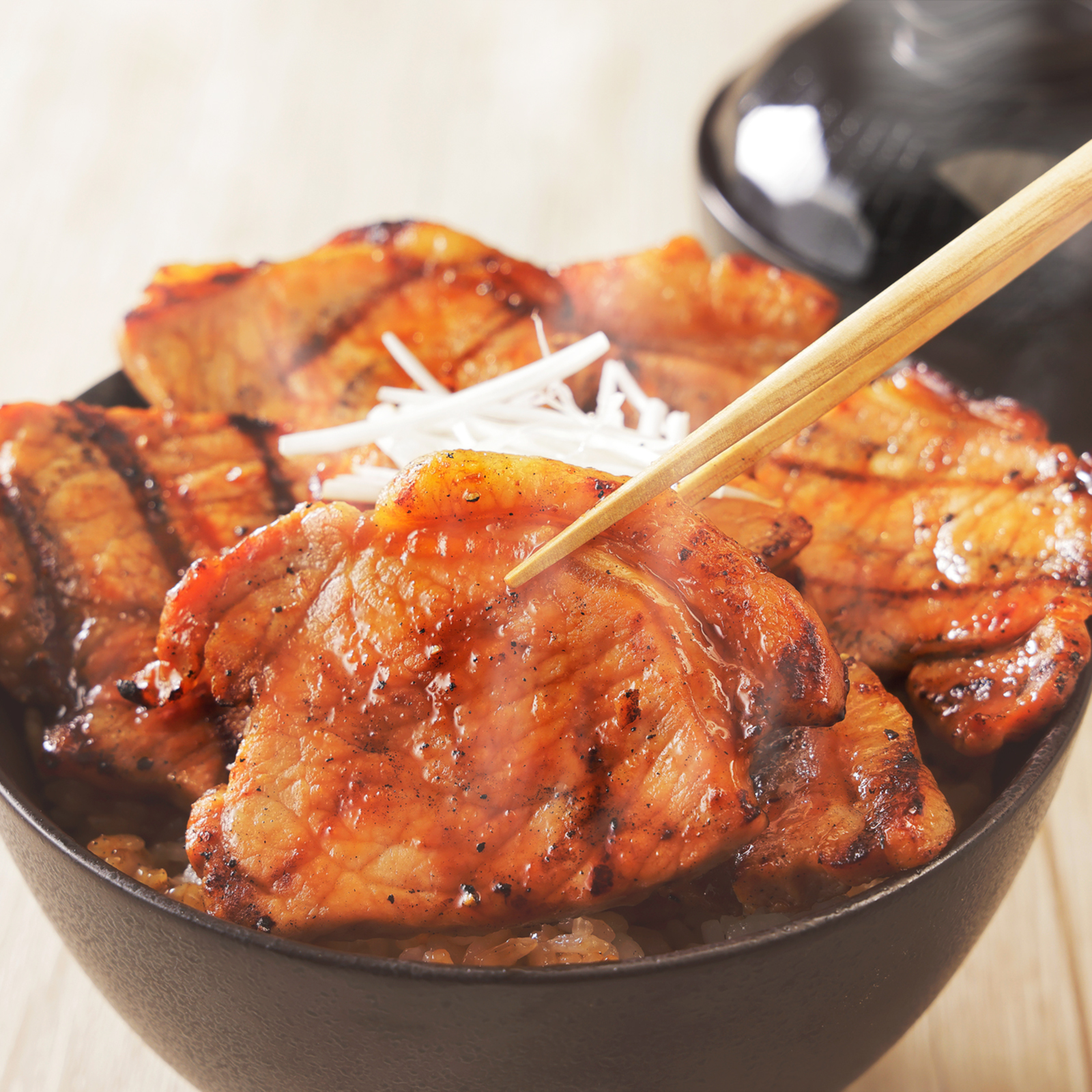「帯広豚丼」の香ばしくジューシーな豚肉