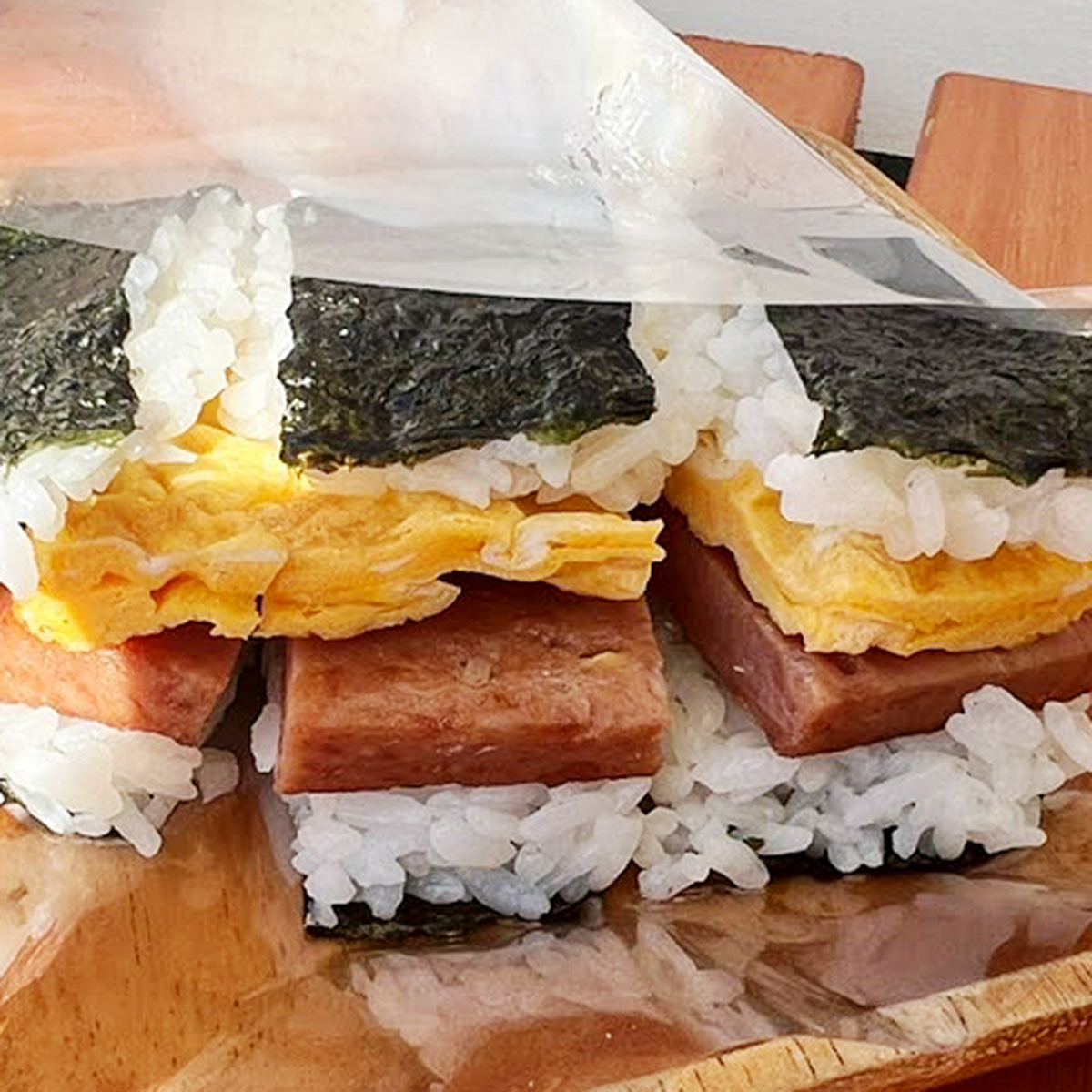 朝にも旅の途中にも嬉しい「ポークたまごおにぎり」のイメージ