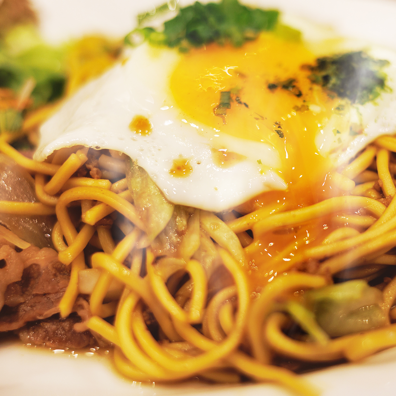 半熟卵が決め手の「横手やきそば」