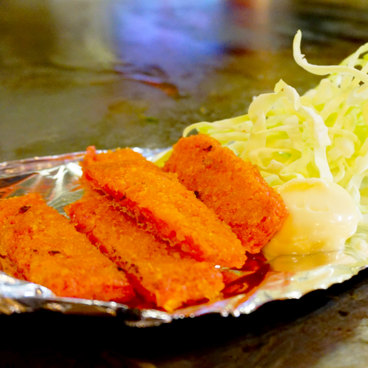 ピリ辛と魚の旨みが広がる港町名物「赤てん」のイメージ