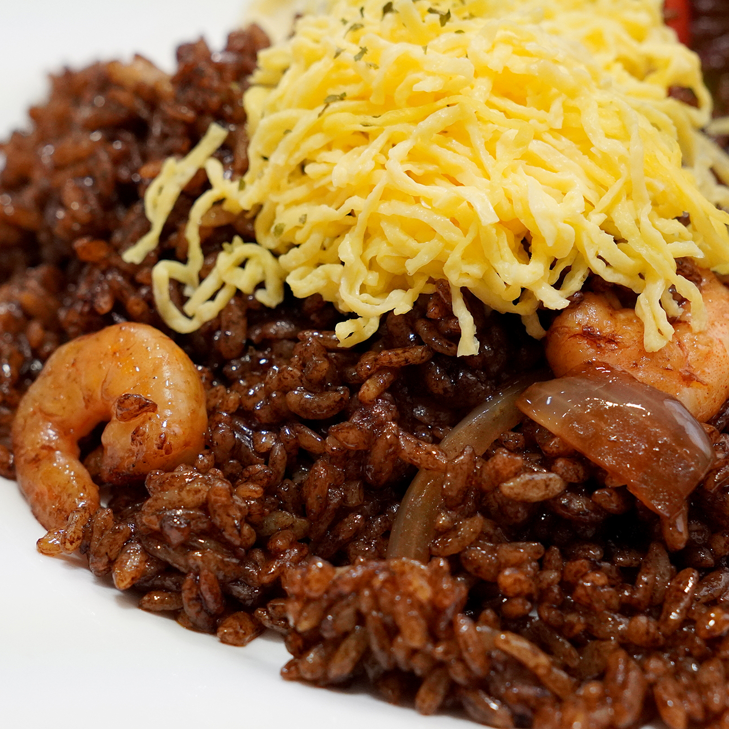 黒い見た目が記憶に残るローカル飯「えびめし」のイメージ