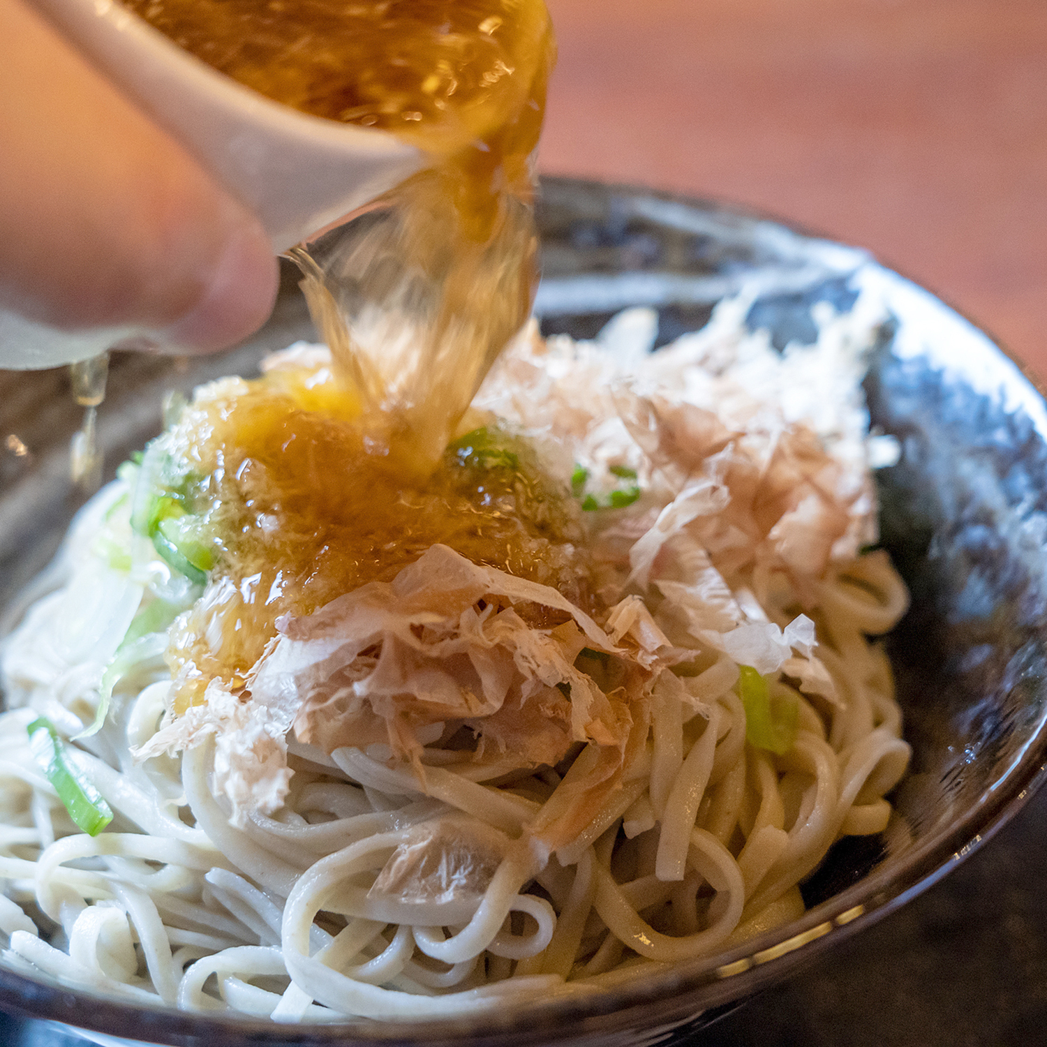 辛味大根の刺激が爽快に広がる「越前おろしそば」のイメージ