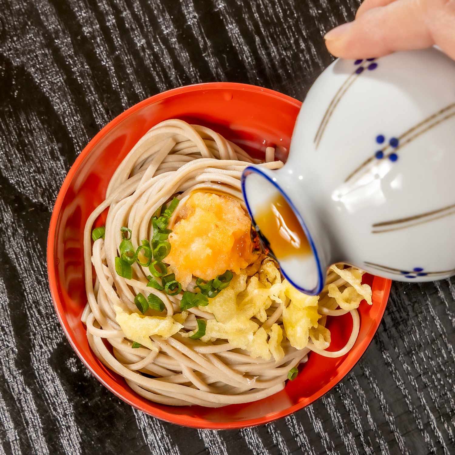 つゆを上からかける「割子そば」のイメージ