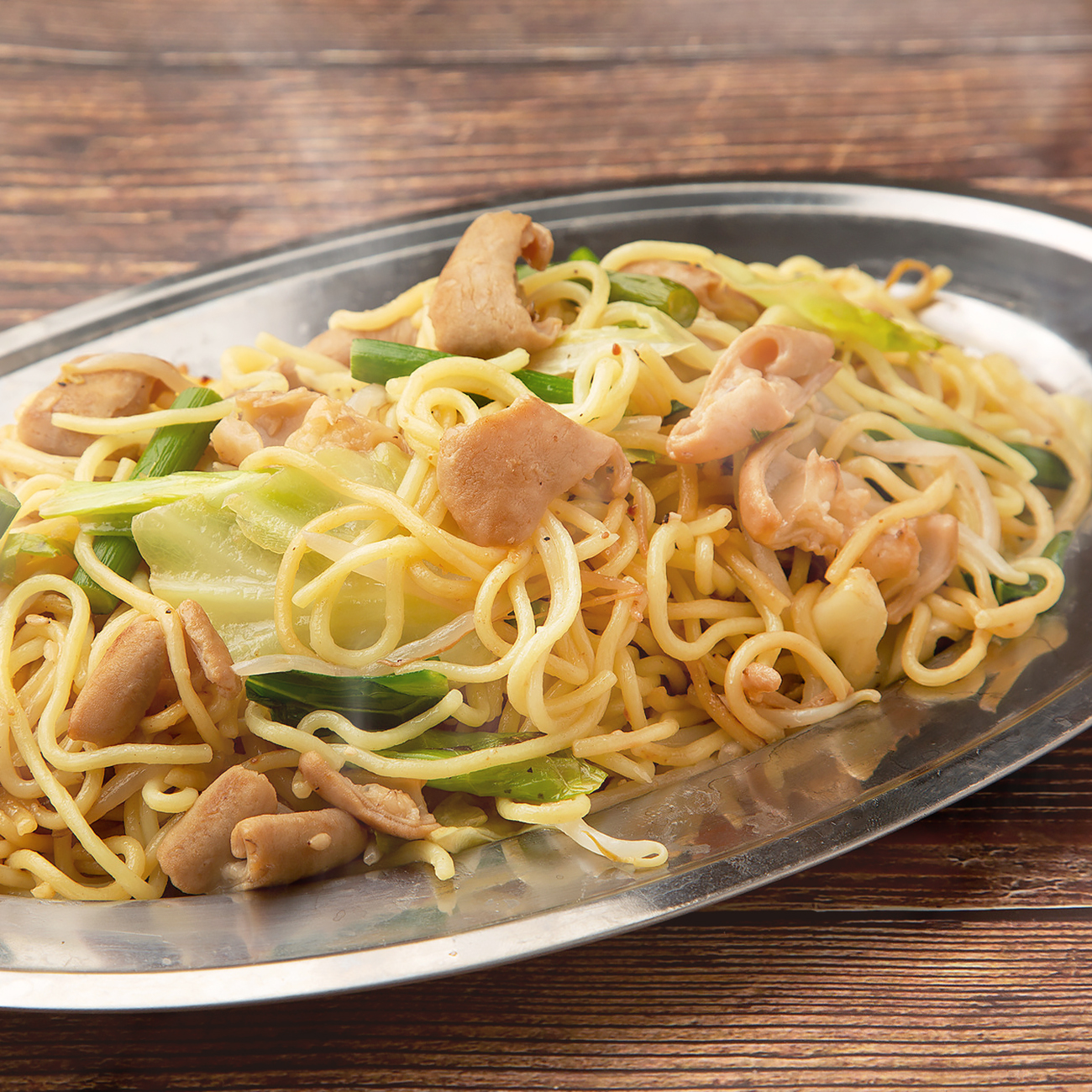 ホルモンの旨みが鉄板で弾ける「ホルモンそば」のイメージ