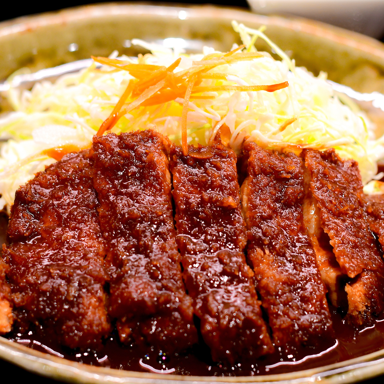 濃厚味噌の香りが一口目から攻めてくる「味噌カツ」のイメージ