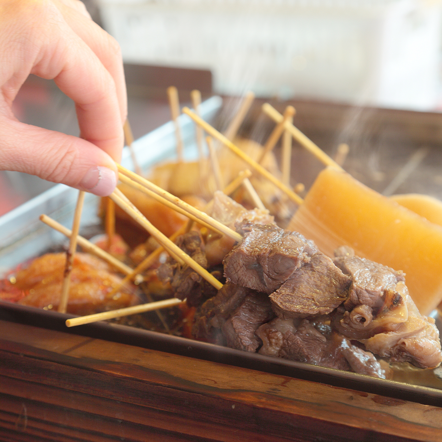 カウンター越しに湯気が立ちのぼる「静岡おでん」のイメージ