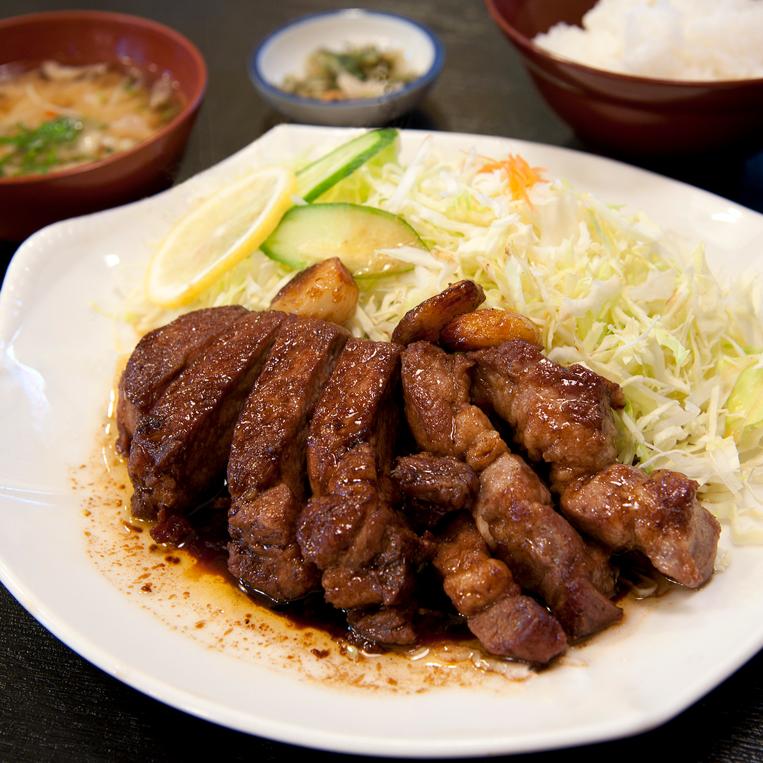 濃厚ニンニクソースと肉の旨みが押し寄せる「四日市とんてき」のイメージ